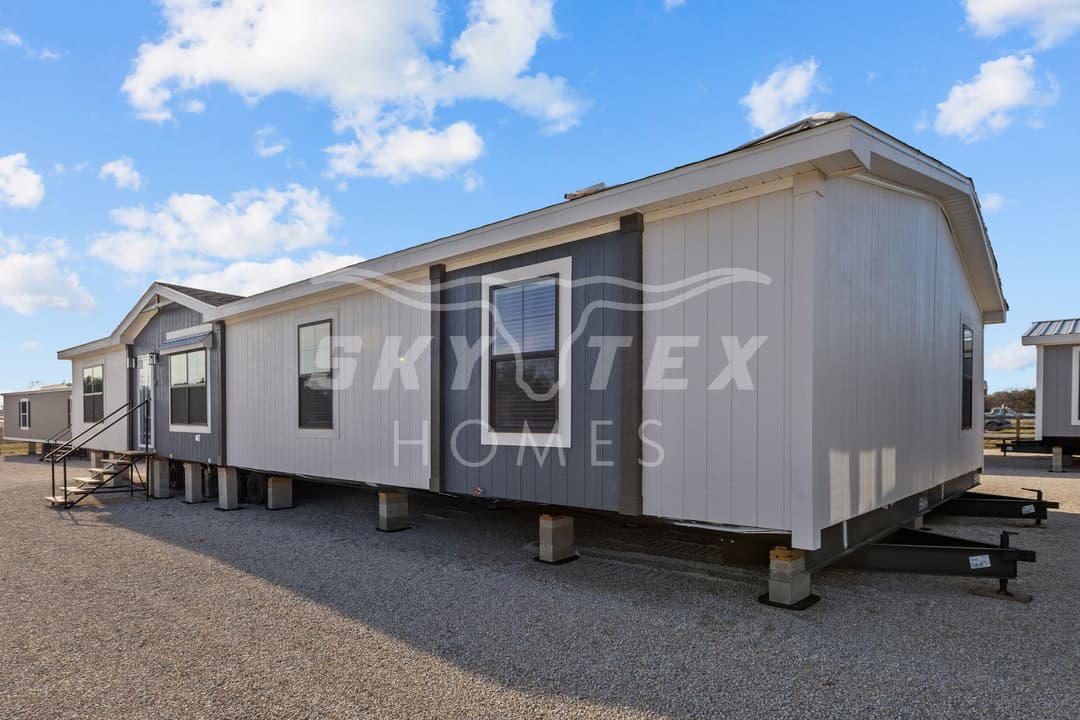 Everett elite exterior home features