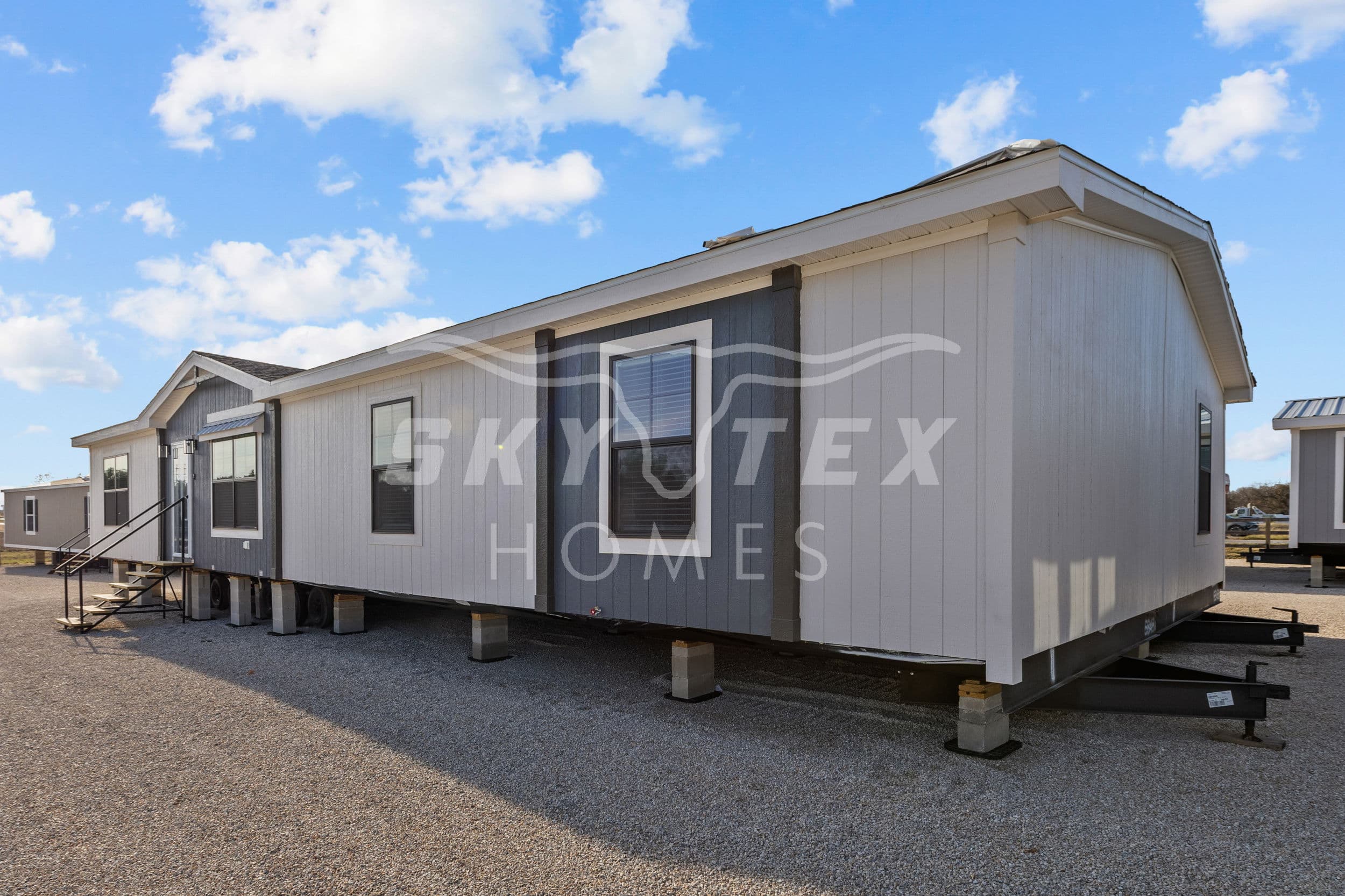 Everett elite exterior home features