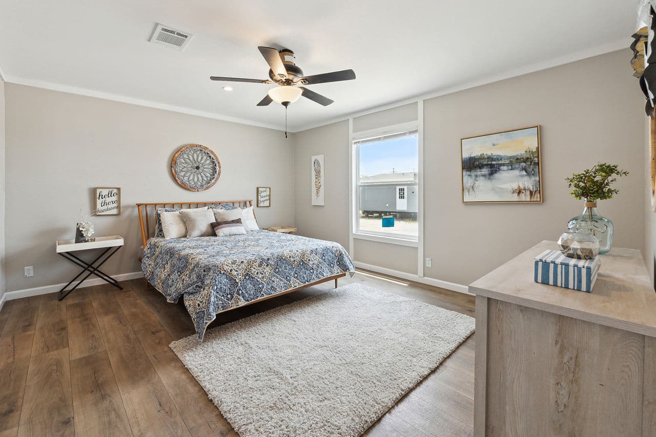 Gateway 2856b bedroom home features