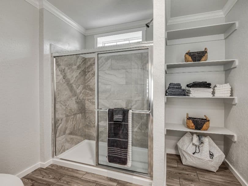 Emerald 28483a bathroom home features