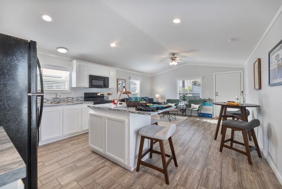 Emerald 16682a kitchen home features