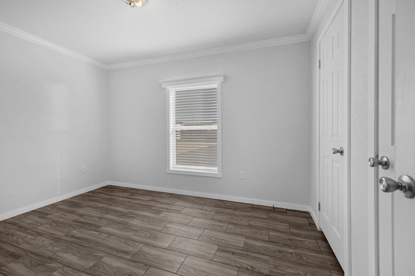 Topaz 28764a bedroom home features