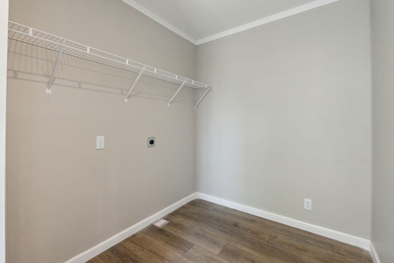 Gateway 2856b interior home features