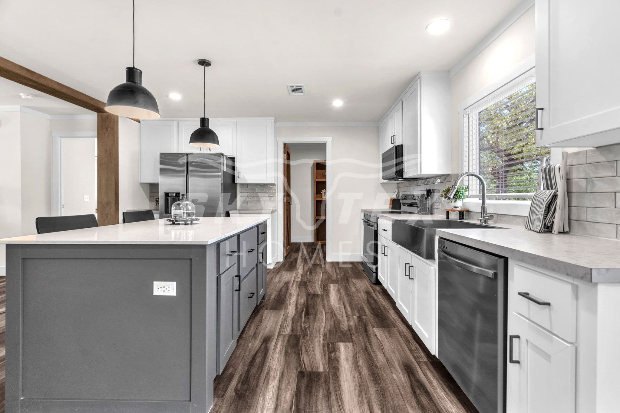 Everett elite interior and kitchen home features