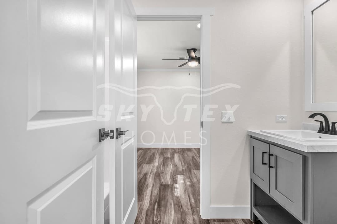 Everett elite interior and bathroom home features