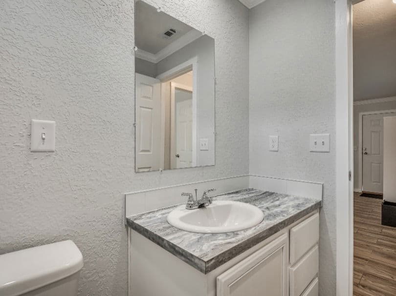 Emerald 28483a bathroom home features