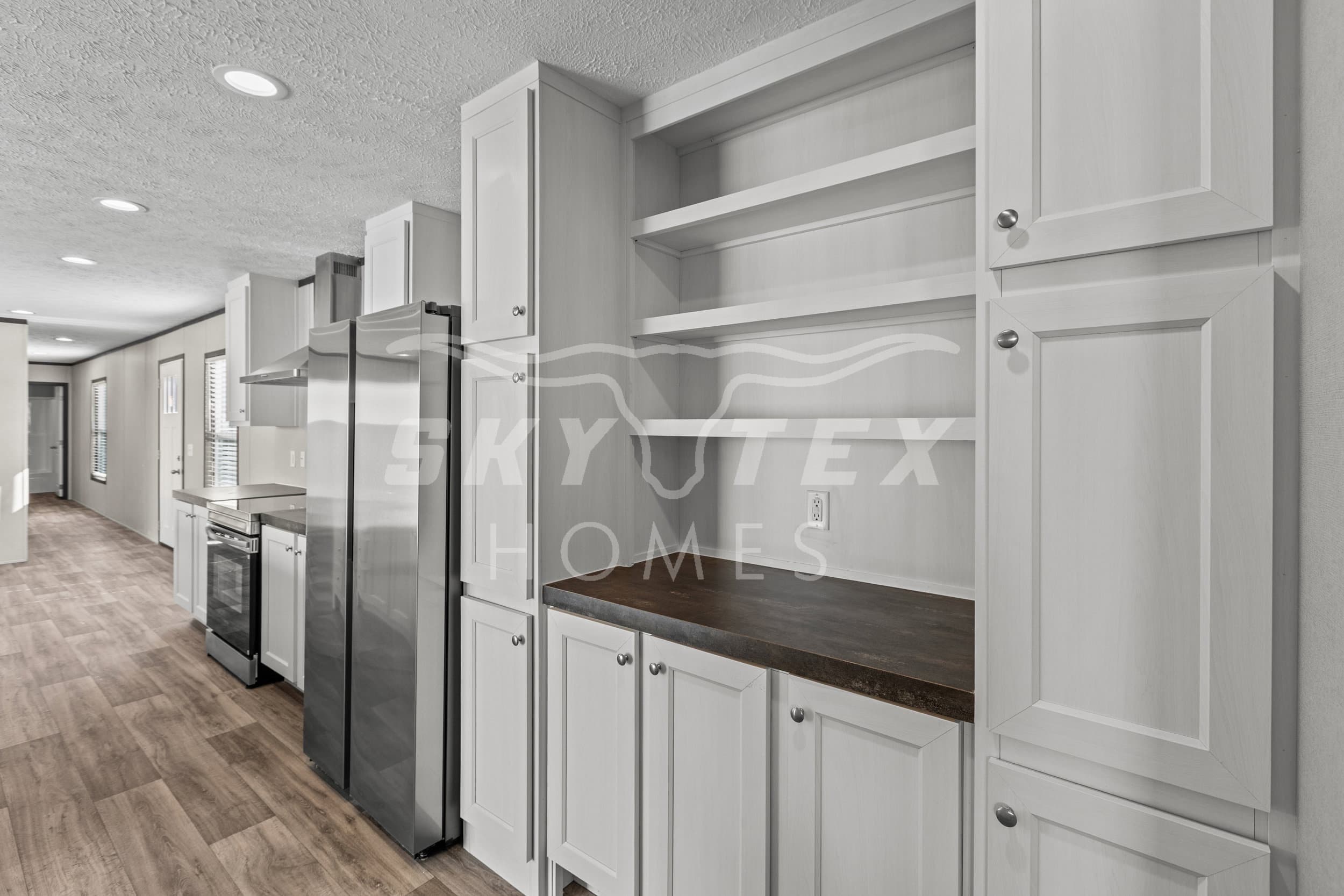 Colossal interior and kitchen home features