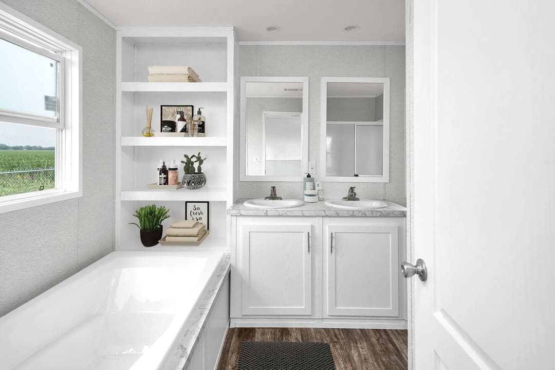 Laramie interior and bathroom home features