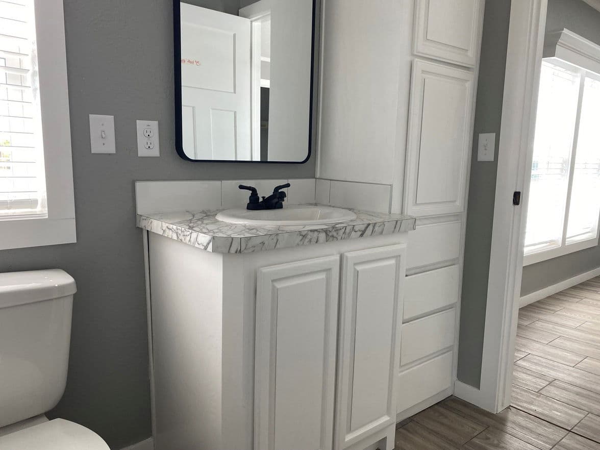 Solitaire 32824a bathroom home features