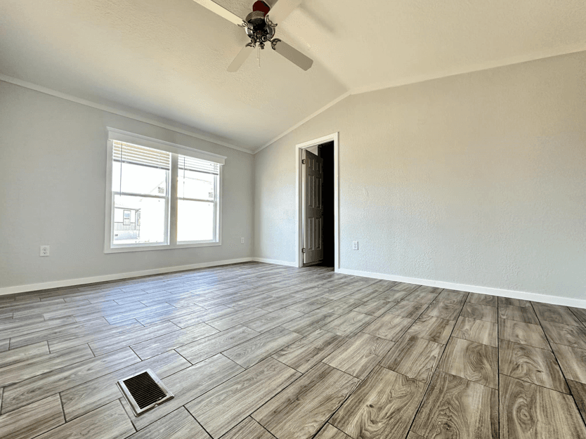 Solitaire 16723a interior home features