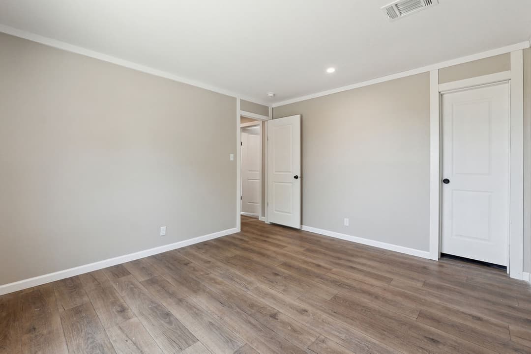 Gateway 2856b bedroom home features