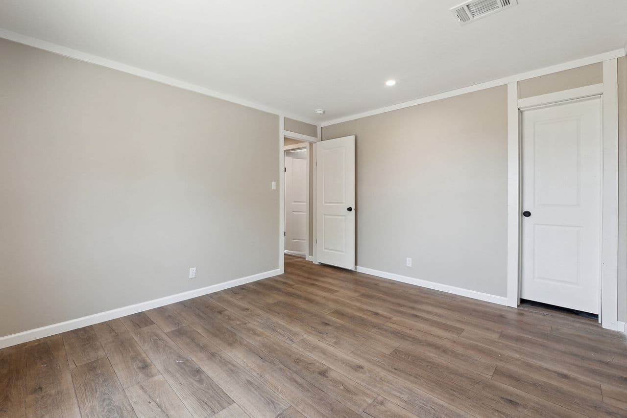Gateway 2856b bedroom home features