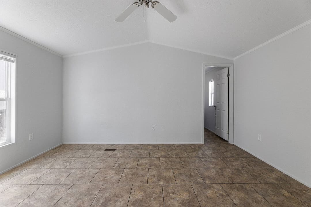 Emerald 16723a interior home features