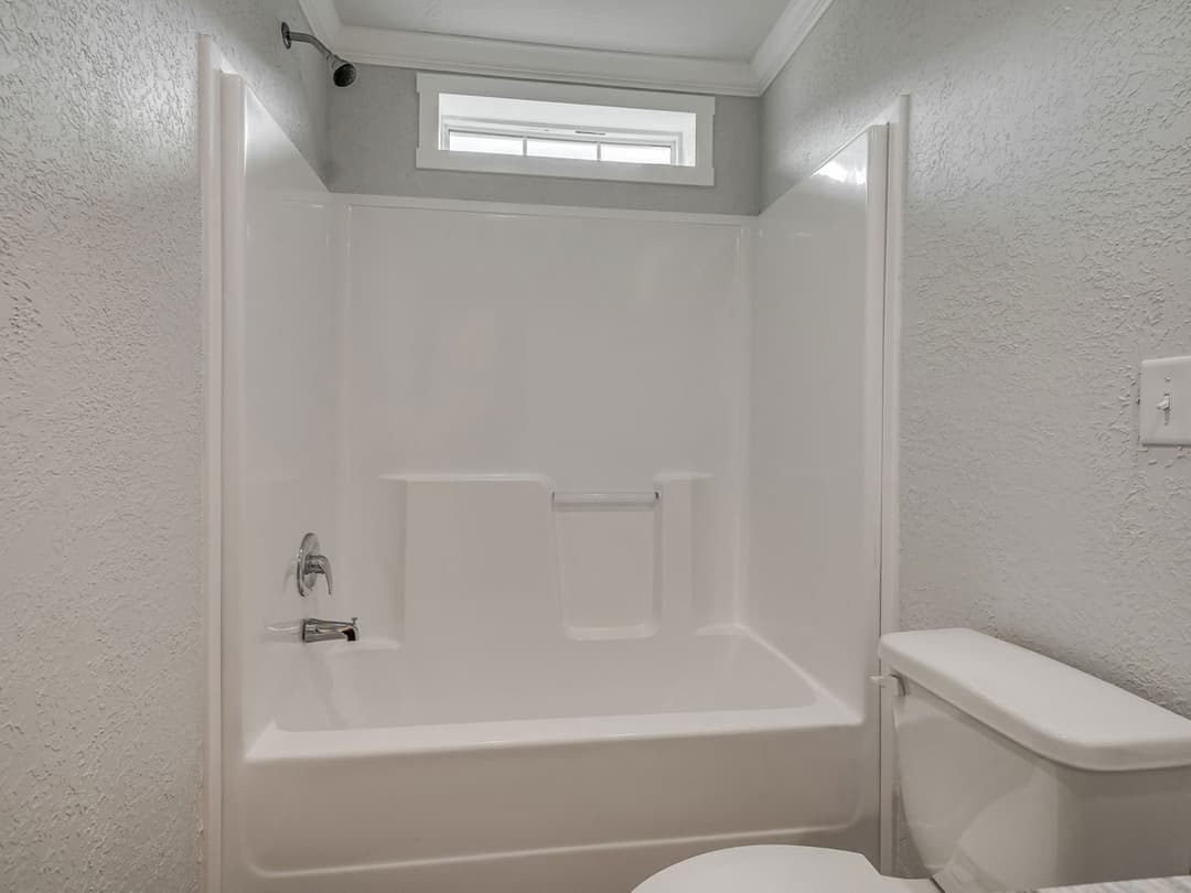 Emerald 28483a bathroom home features