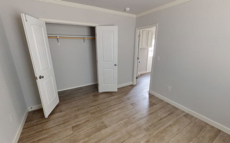 Radiant d46dp8 bedroom home features