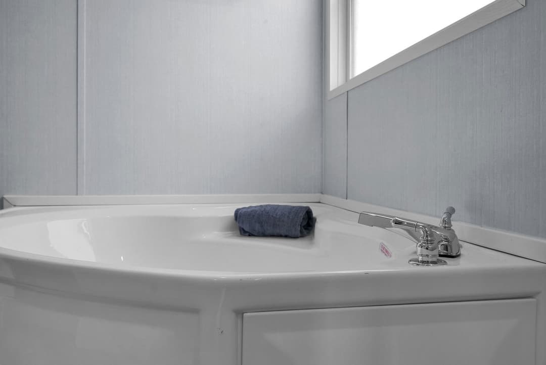 Hondo interior and bathroom home features