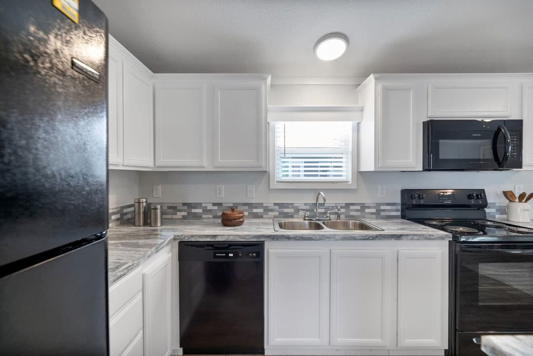 Emerald 16682a kitchen home features