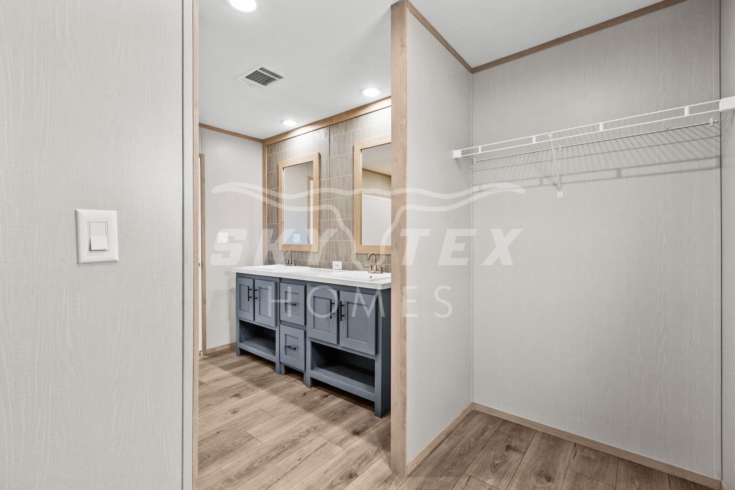 Boone interior and bathroom home features