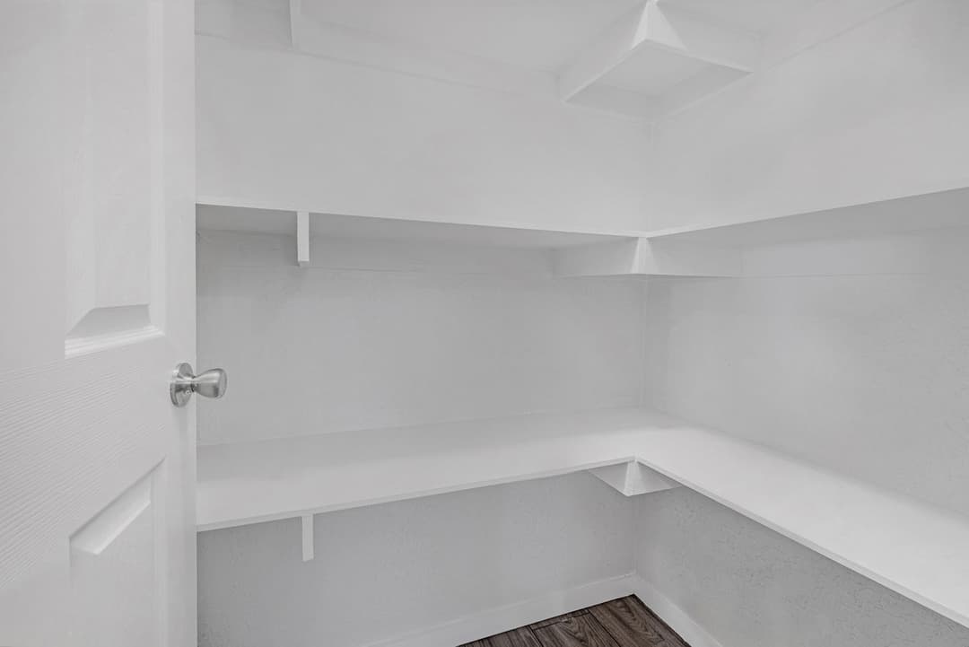 Topaz 28563a interior home features