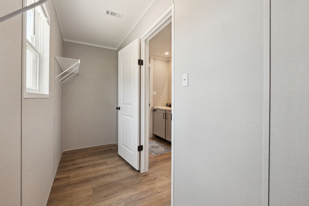 Gateway 2856b bedroom home features