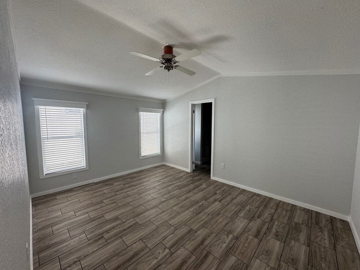 Solitaire 16763a bedroom home features