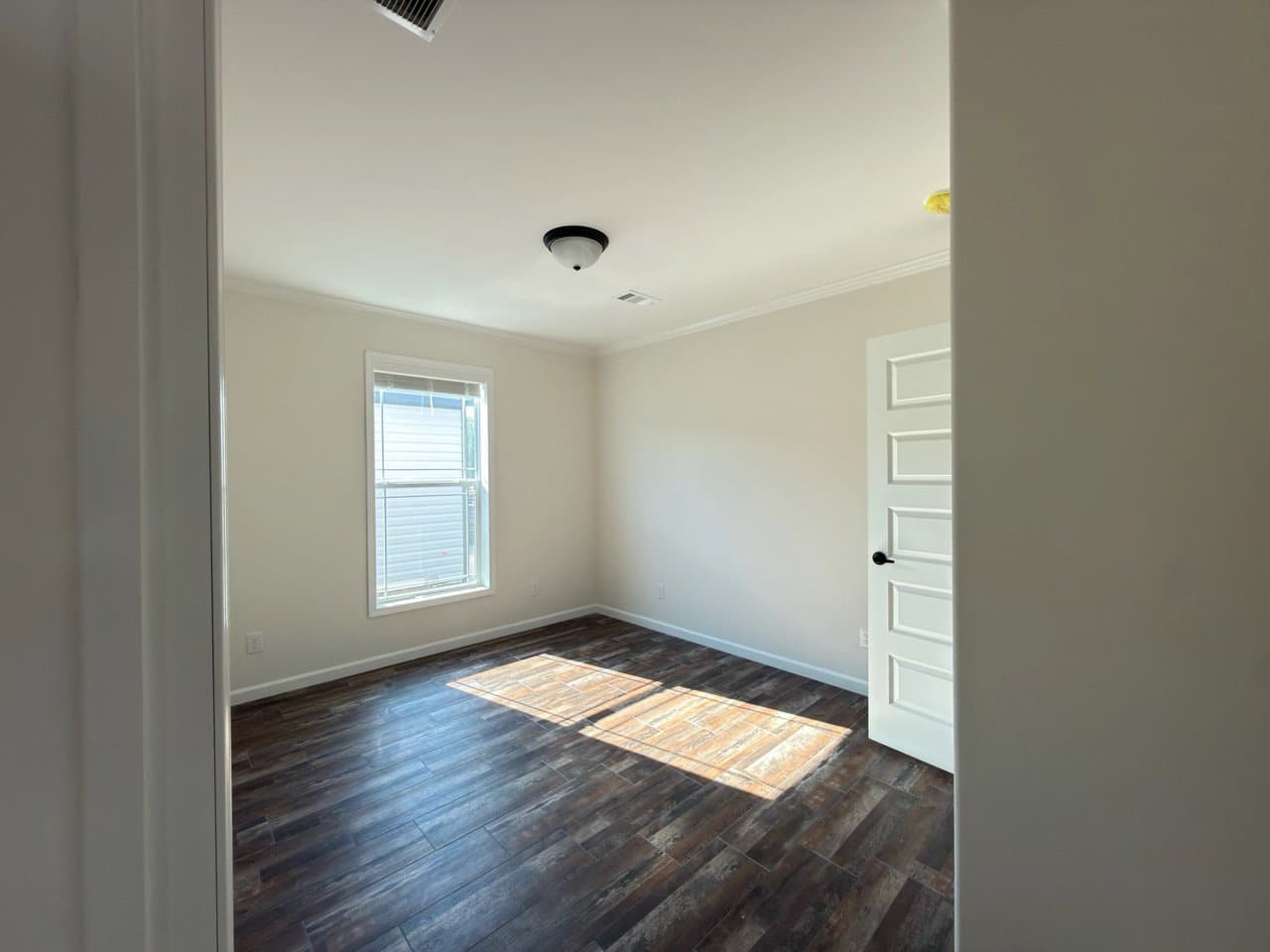 Aimon b bedroom home features