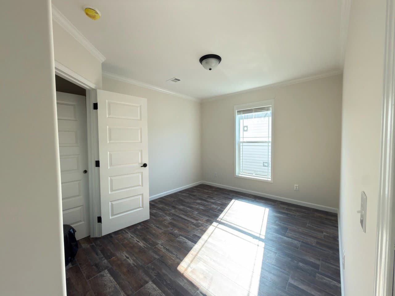 Aimon c bedroom home features