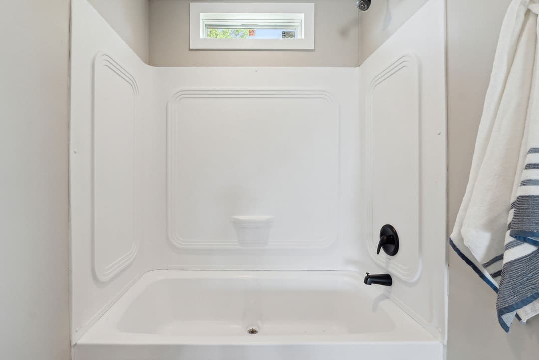 Gateway 2856b bathroom home features