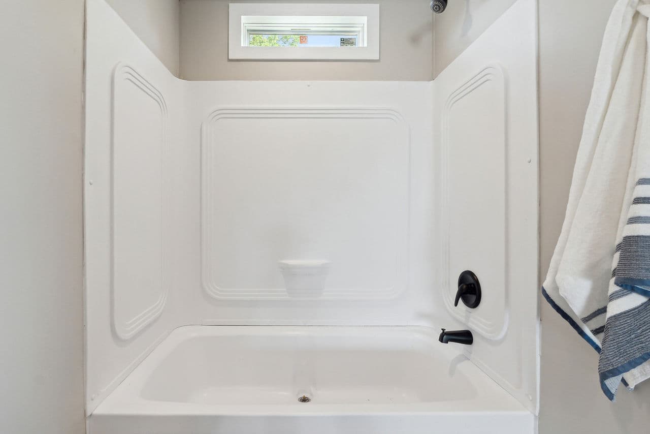 Gateway 2856b bathroom home features