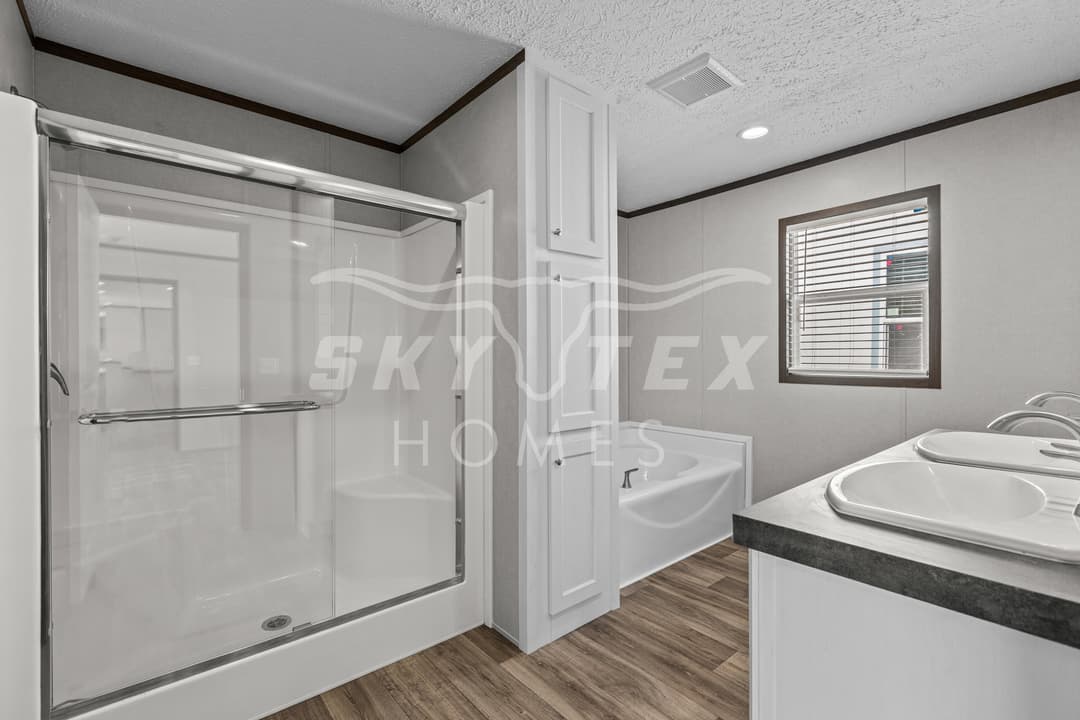 Colossal interior and bathroom home features
