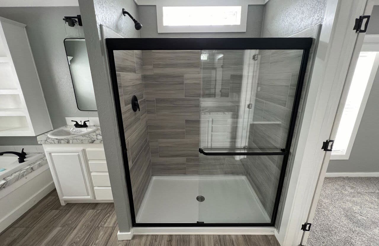 Solitaire 28684a bathroom home features