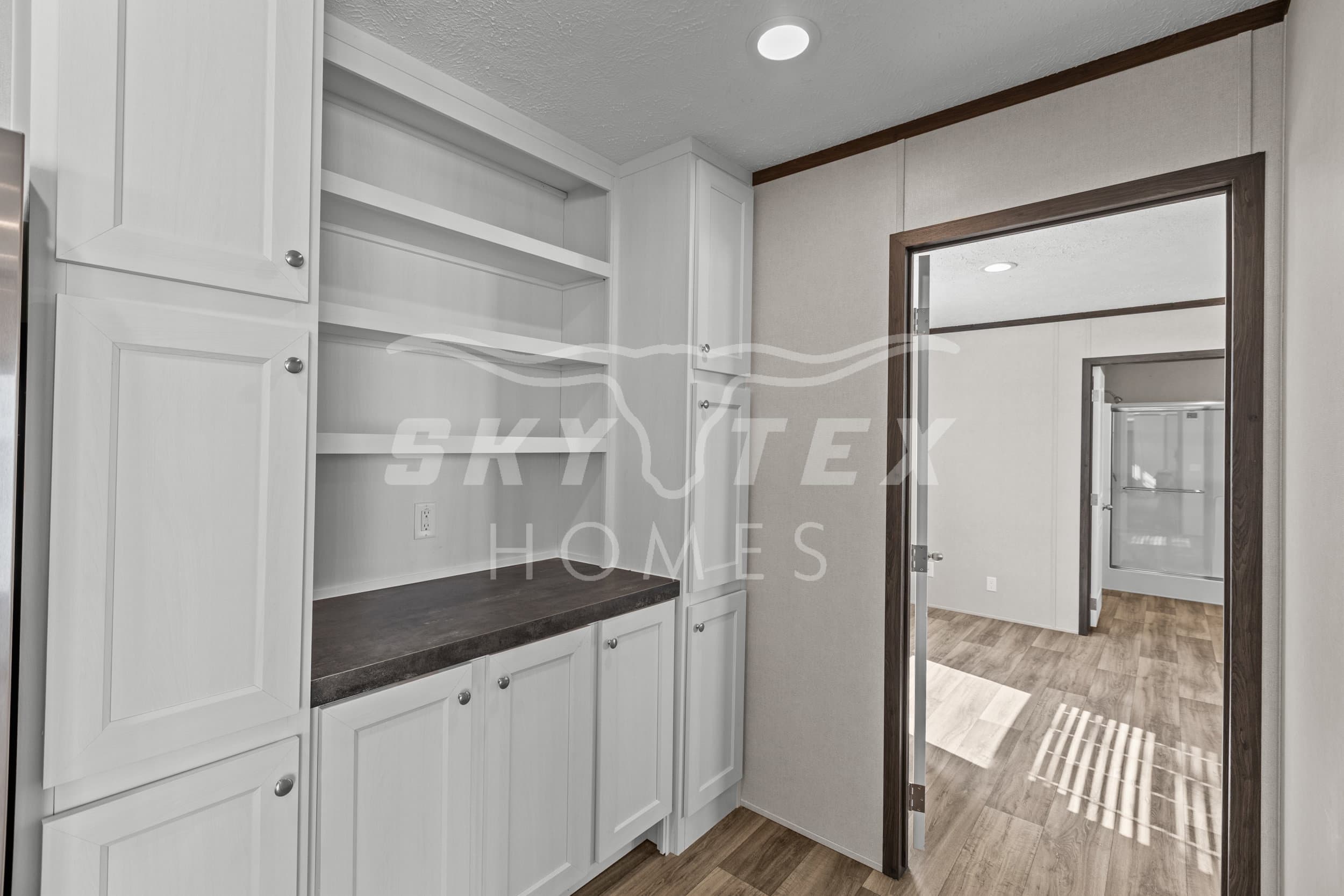 Colossal interior and kitchen home features
