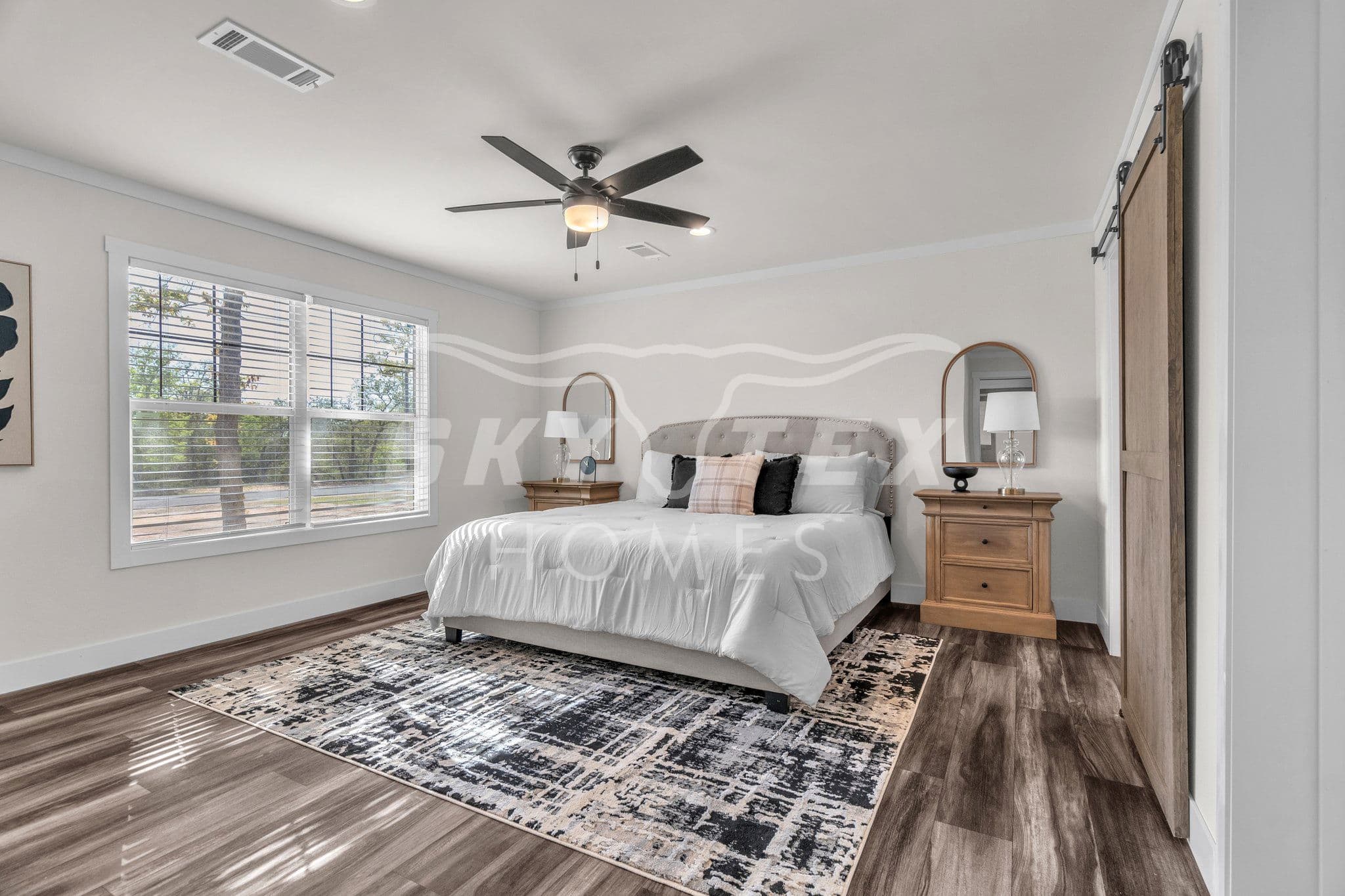 Everett elite interior and bedroom home features