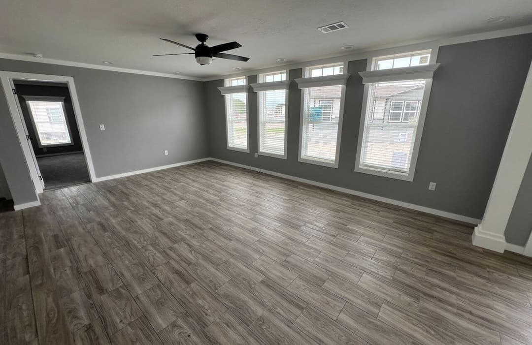 Solitaire 28684a interior home features