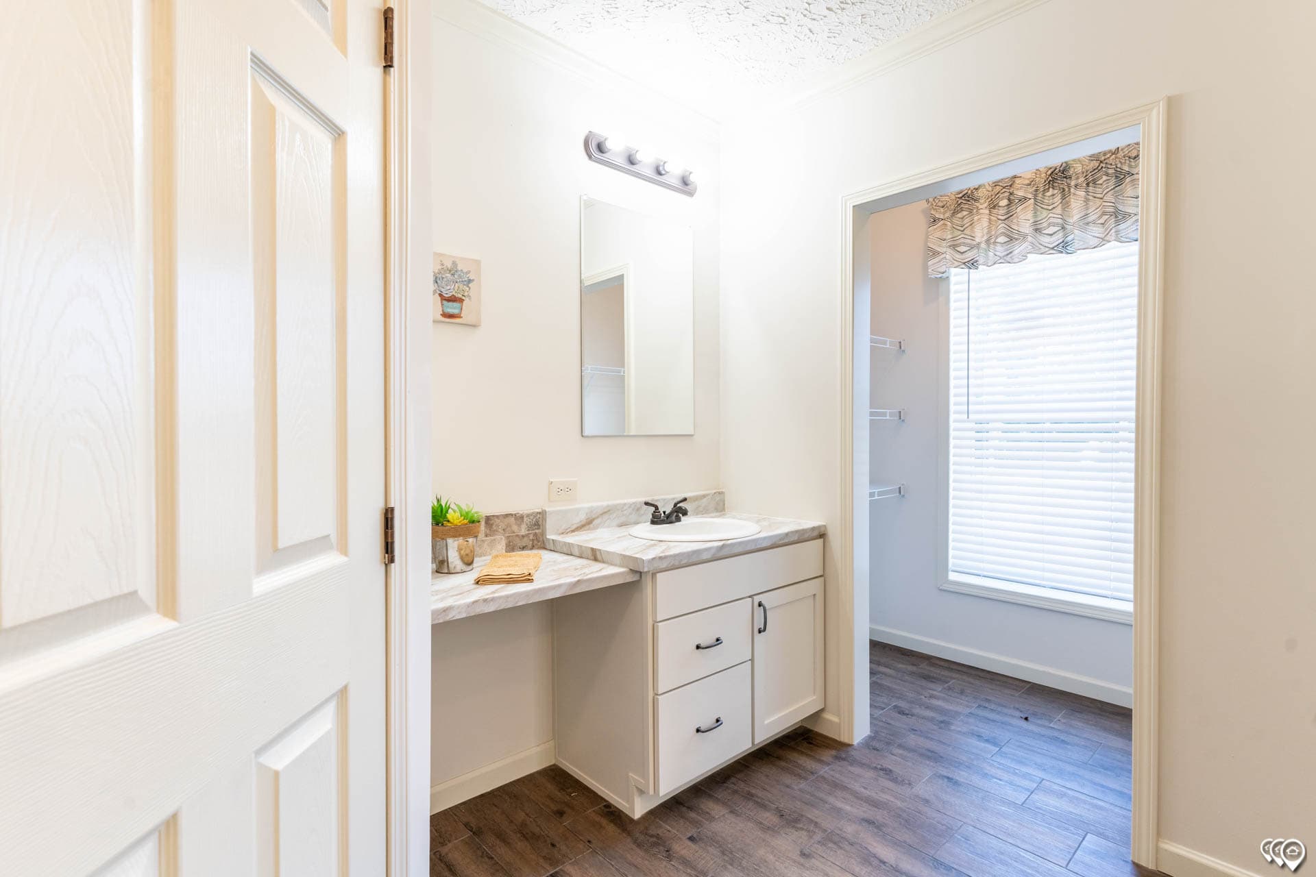 Aimon b 4br bathroom home features