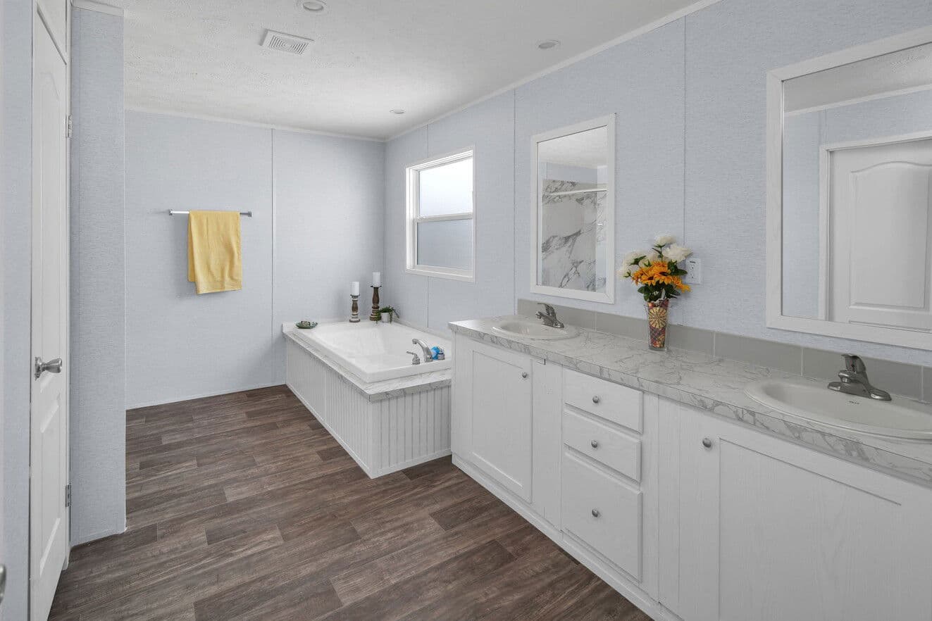 Hondo interior and bathroom home features