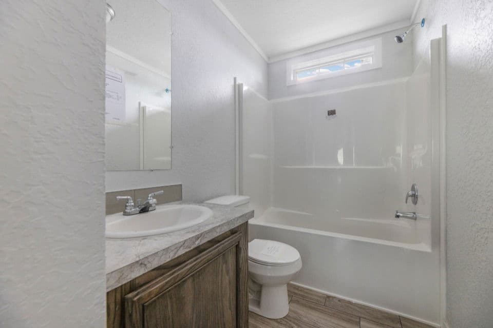 Emerald 28603a bathroom home features