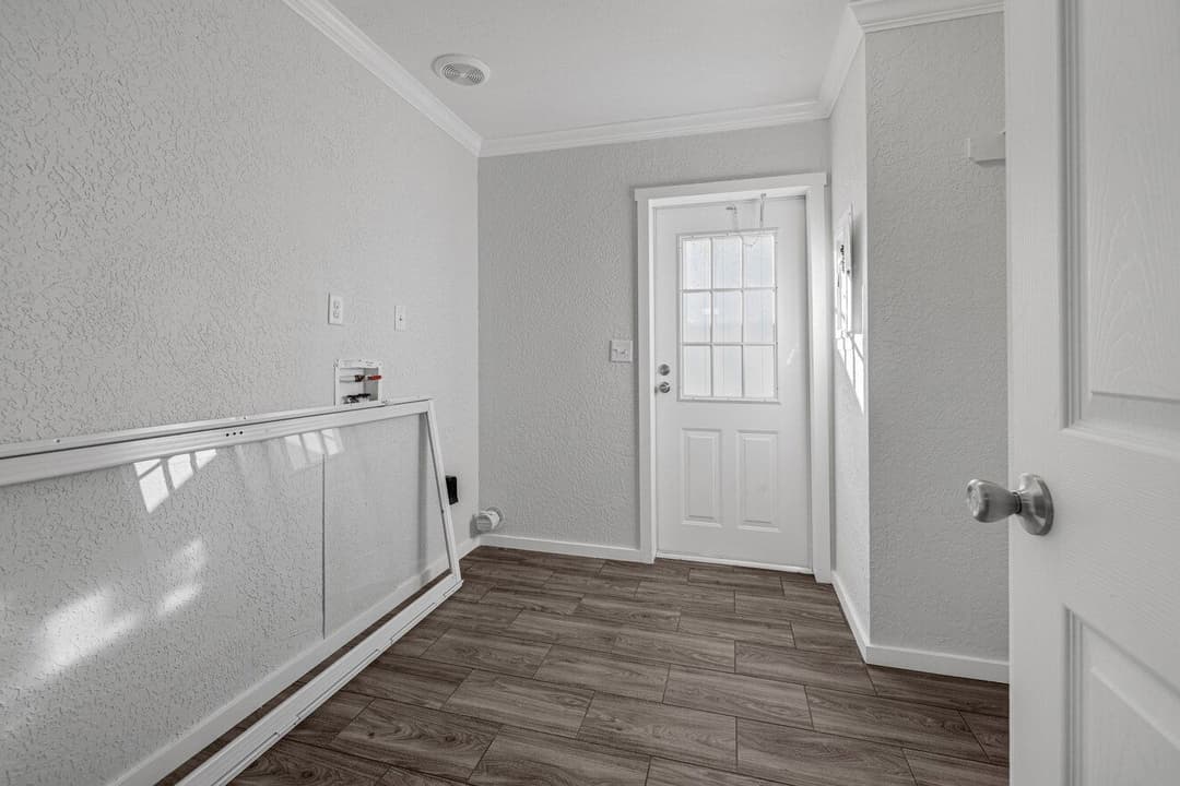 Topaz 28563a interior home features