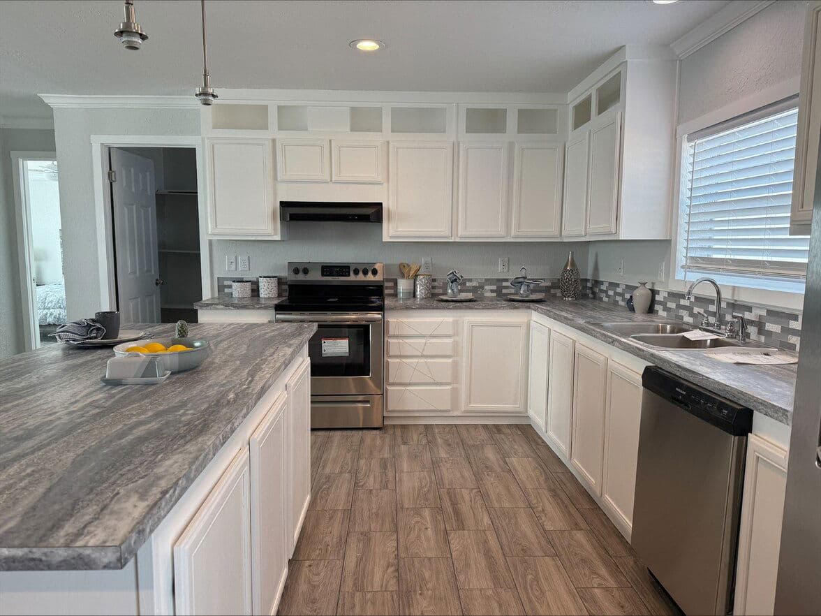 Emerald 28764a kitchen home features