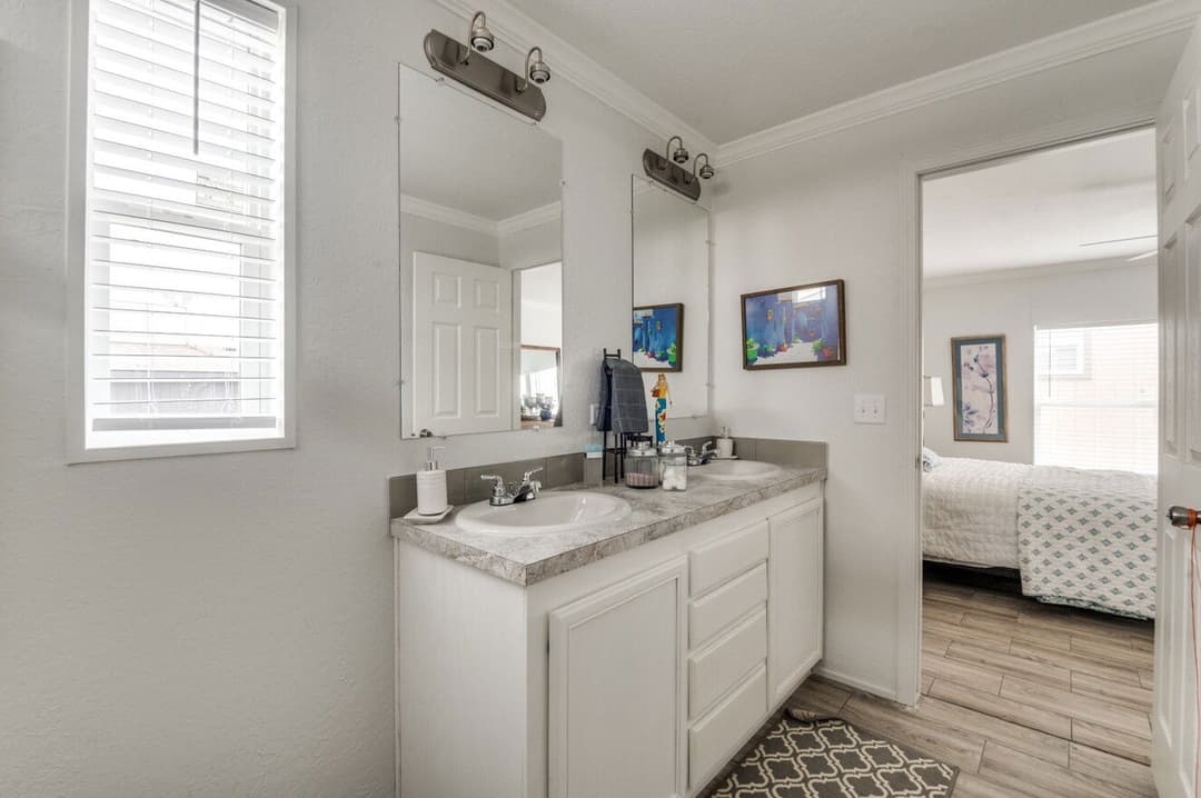 Emerald 28603a bathroom home features