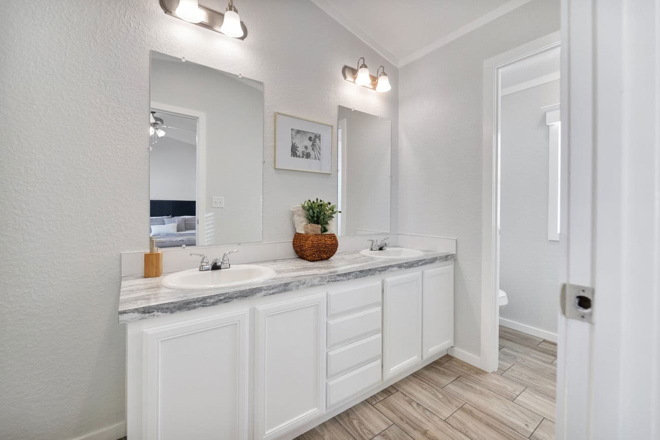 Emerald 16682a bathroom home features