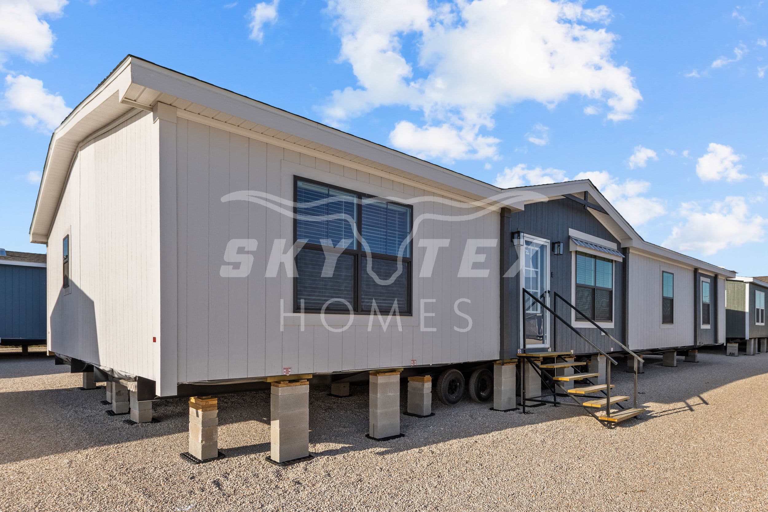 Everett elite exterior home features