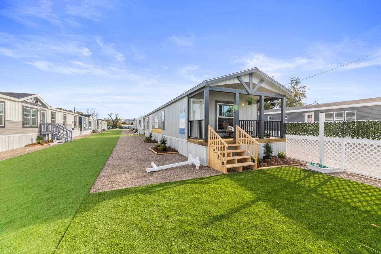 Emerald singlewide series hero home features