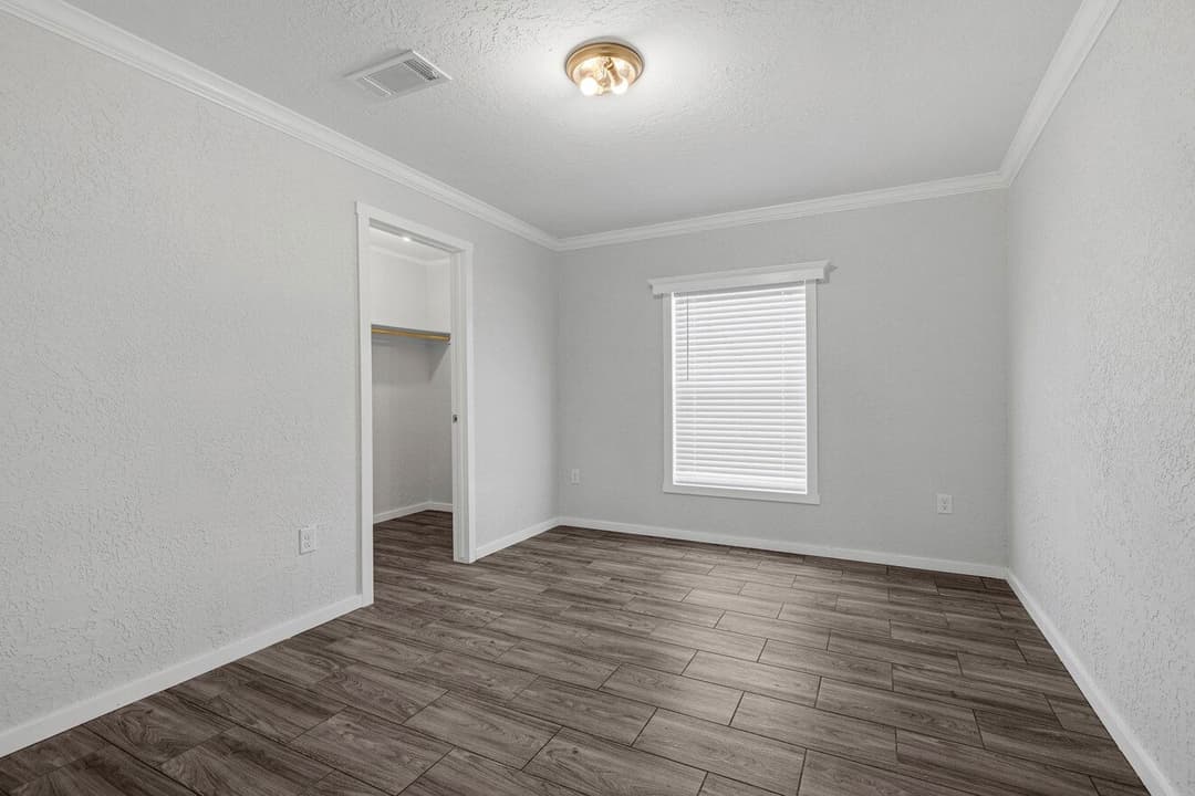 Topaz 28563a bedroom home features