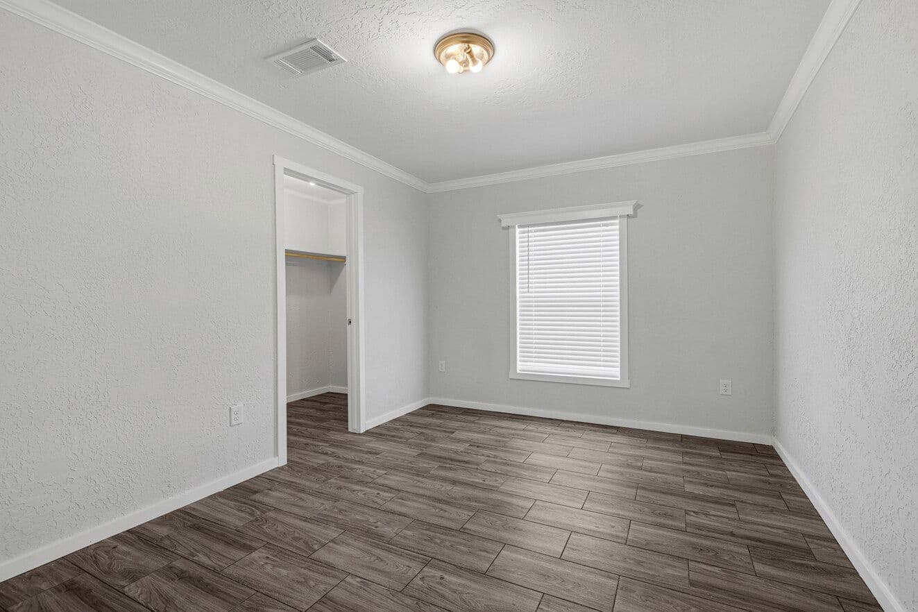 Topaz 28563a bedroom home features