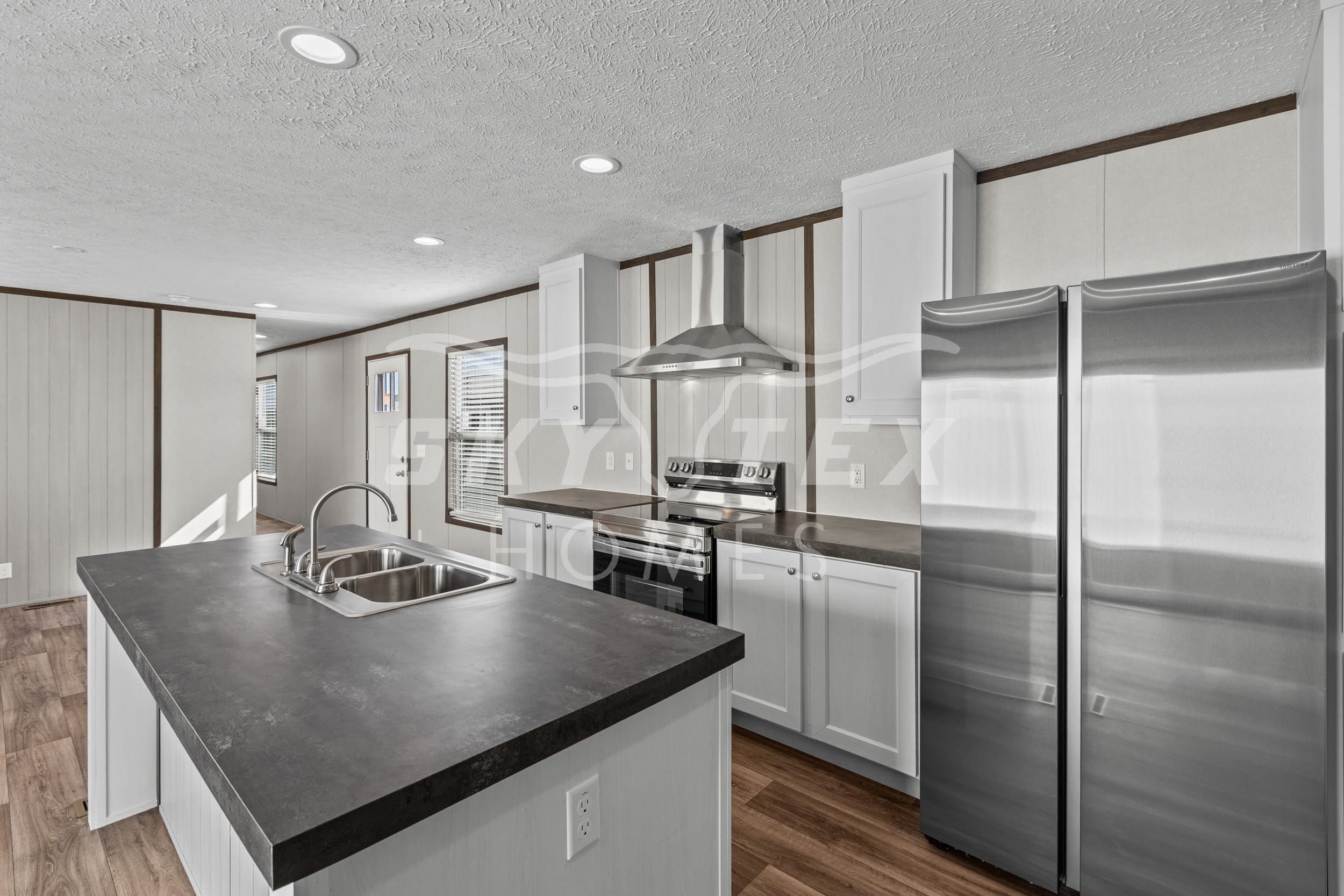 Colossal interior and kitchen home features