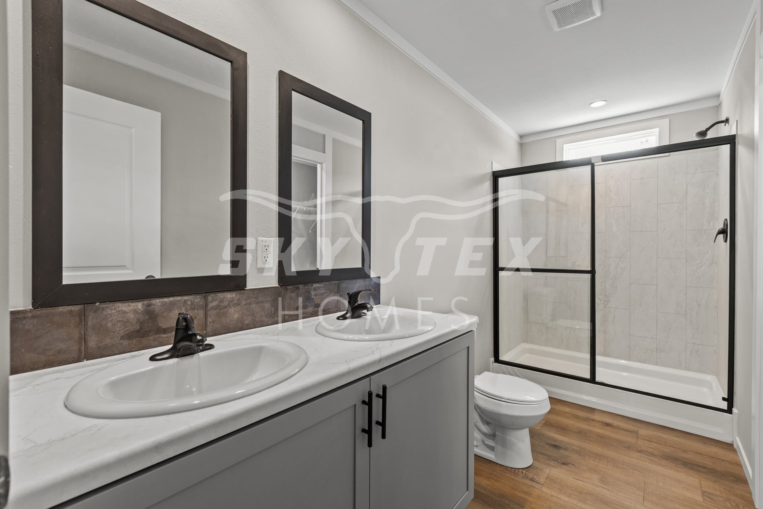 Gateway 2856a interior and bathroom home features