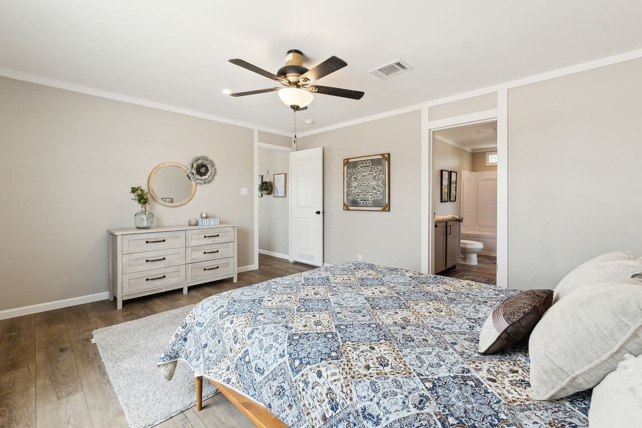 Gateway 2856b bedroom home features