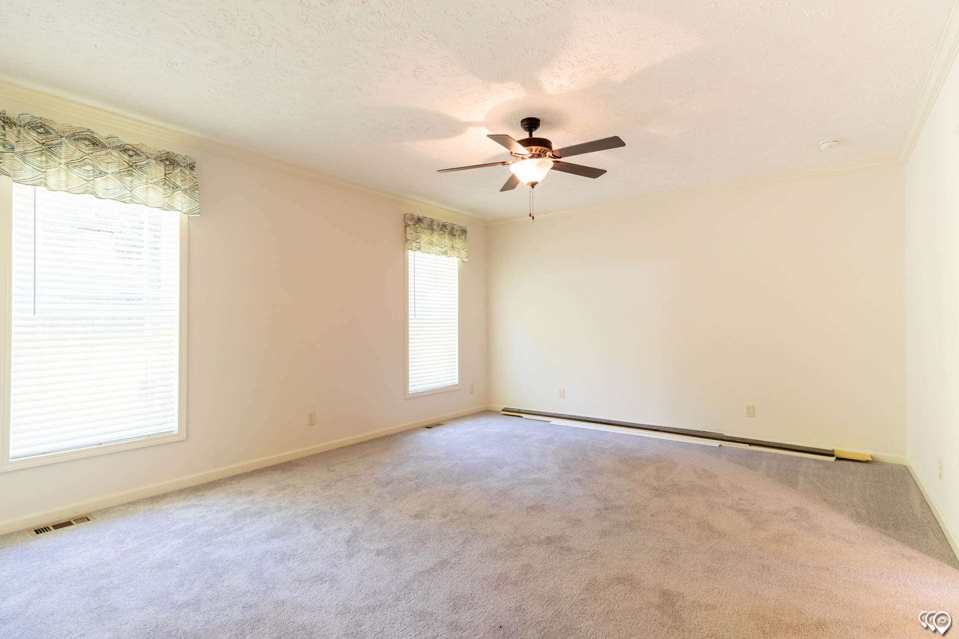 Aimon c bedroom home features