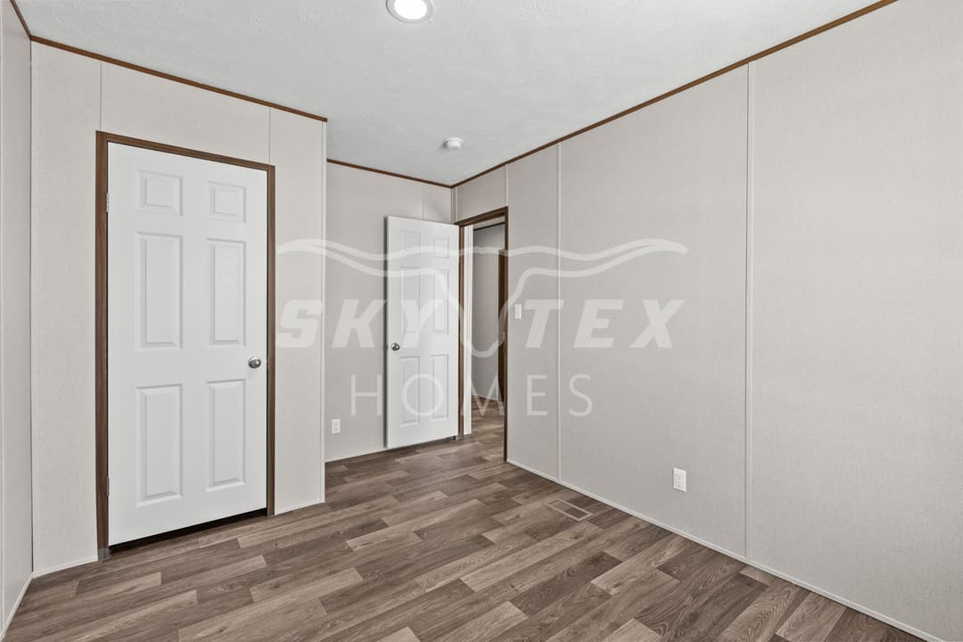 Oak interior and bedroom home features